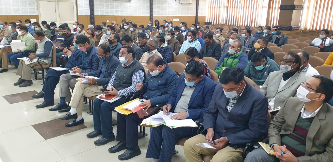 हिसार की 'दिशा' मीटिंग में अधिकारीयों पर भड़के सांसद बृजेंद्र:अधिकारियों ने नहीं बांटा जिम सामान; बोले- मैं नहीं छोडूंगा,