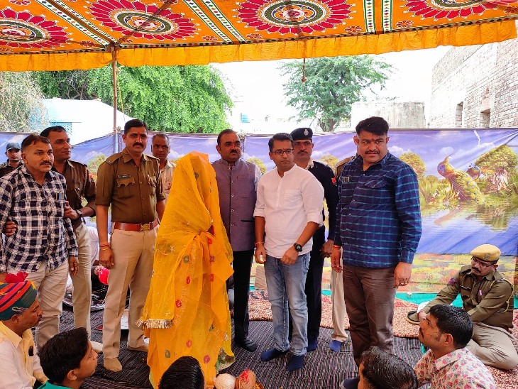 पुलिसकर्मियों ने भरा 1 लाख का मायरा:कुक की बहन की शादी में भाई बनकर गए, हर महीने देते हैं 6100 रुपए
