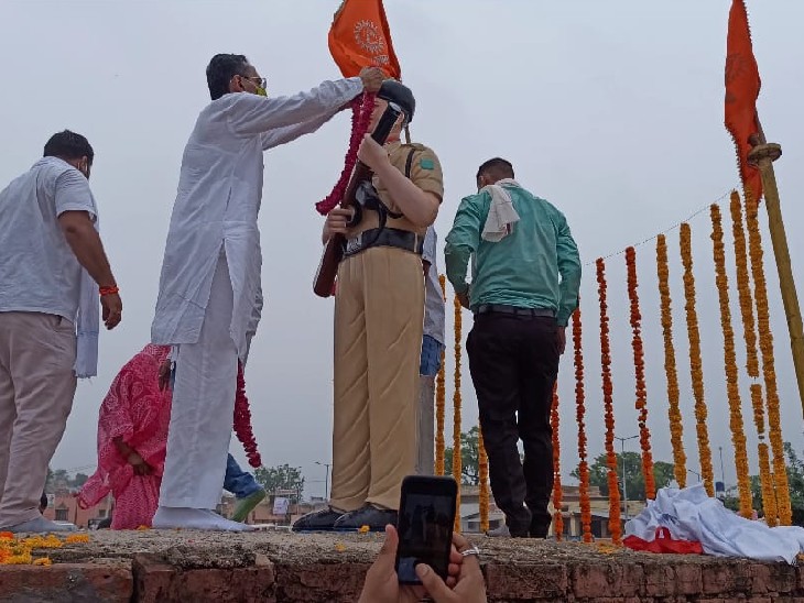 विपक्ष के विधायकों ने विधानसभा में उठाई कुर्सियां:वैशाली में शहीद के परिवार के अपमान पर जमकर हंगामा; 