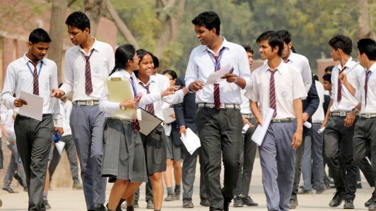 लड़की पर कमेंट करने से रोका तो पीटा:9वी के स्टूडेंट ने सीनियर पर ब्लेड-चाकू से किया हमला, 