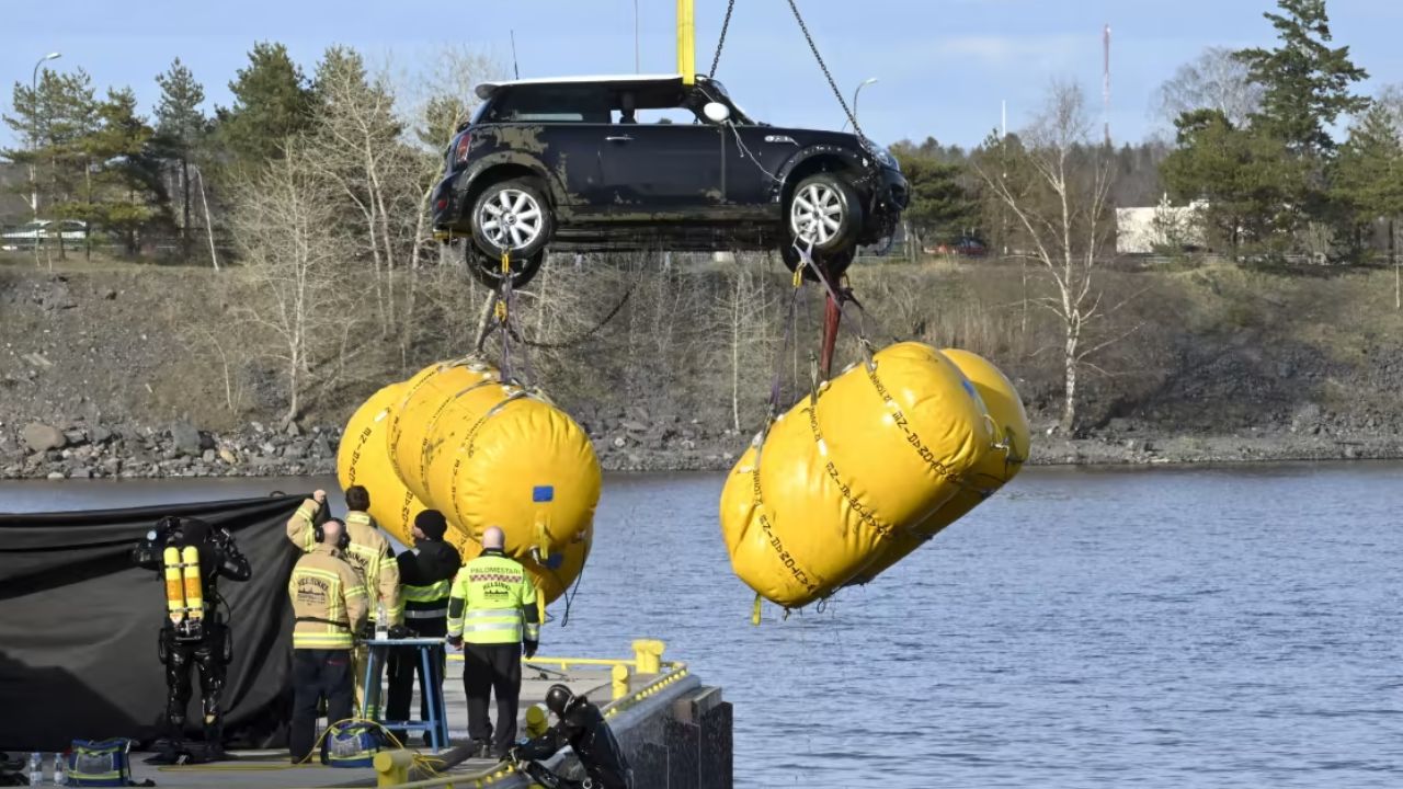 Finland News : हेलसिंकी के कलासातामा (Kalasatama)में समुद्र में डूबी कार को निकाला गया, कार के अंदर मिली लाश
