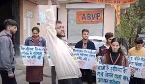 जोधपुर:जेएनवीयू पेपर लीक और छात्र नेता के निलंबन पर ABVP कार्यकर्ता का धरना प्रदर्शन;दोषियों पर कार्रवाई की मांग