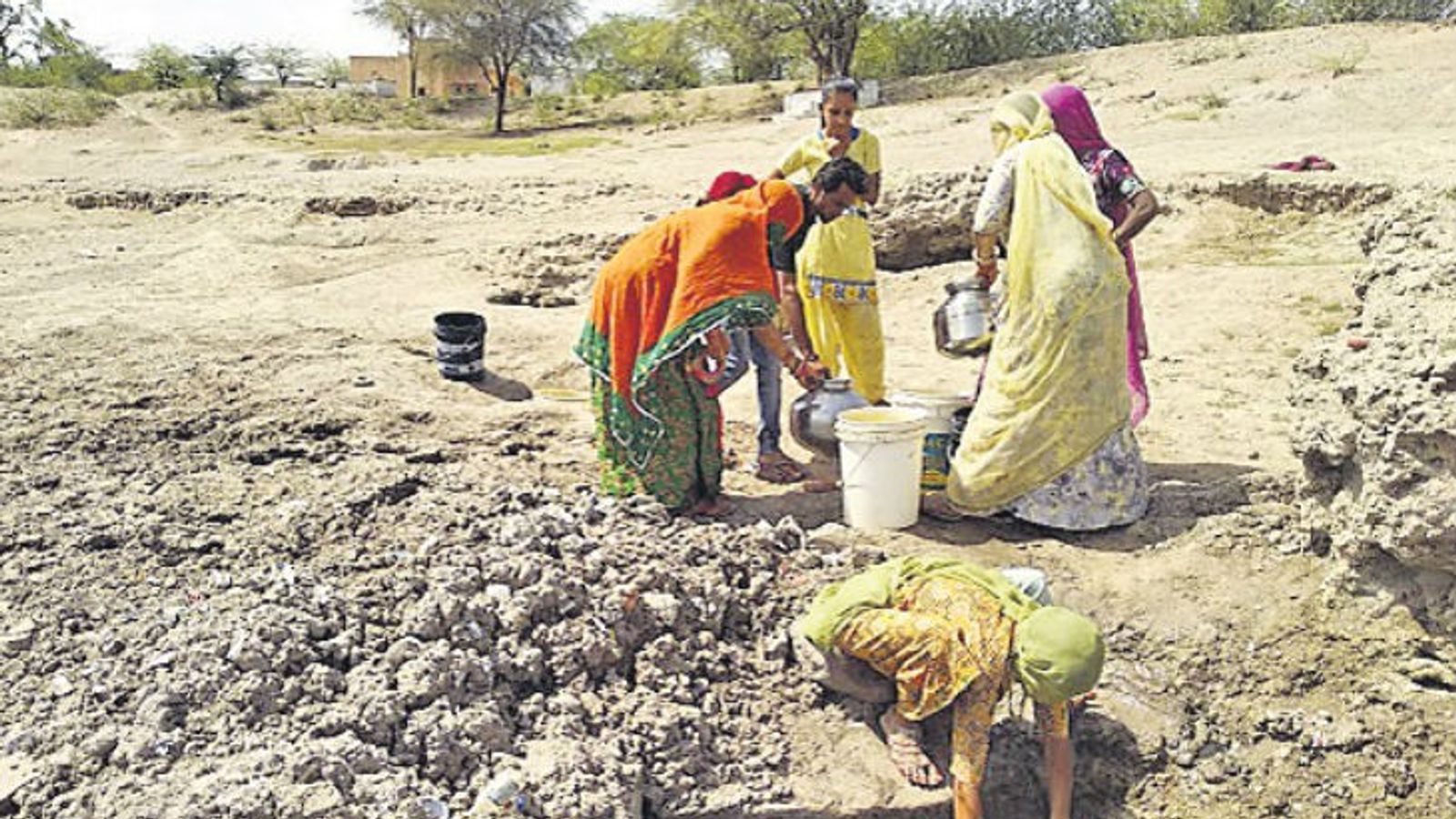 पाकिस्तान से जान बचाकर भागे हिन्दू परिवार:भूमाफिया को लाखों रुपए देकर खरीदी जमीन पर मकान बनायें, जोधपुर में उन्ही के घरों पर चला बुलडोजर