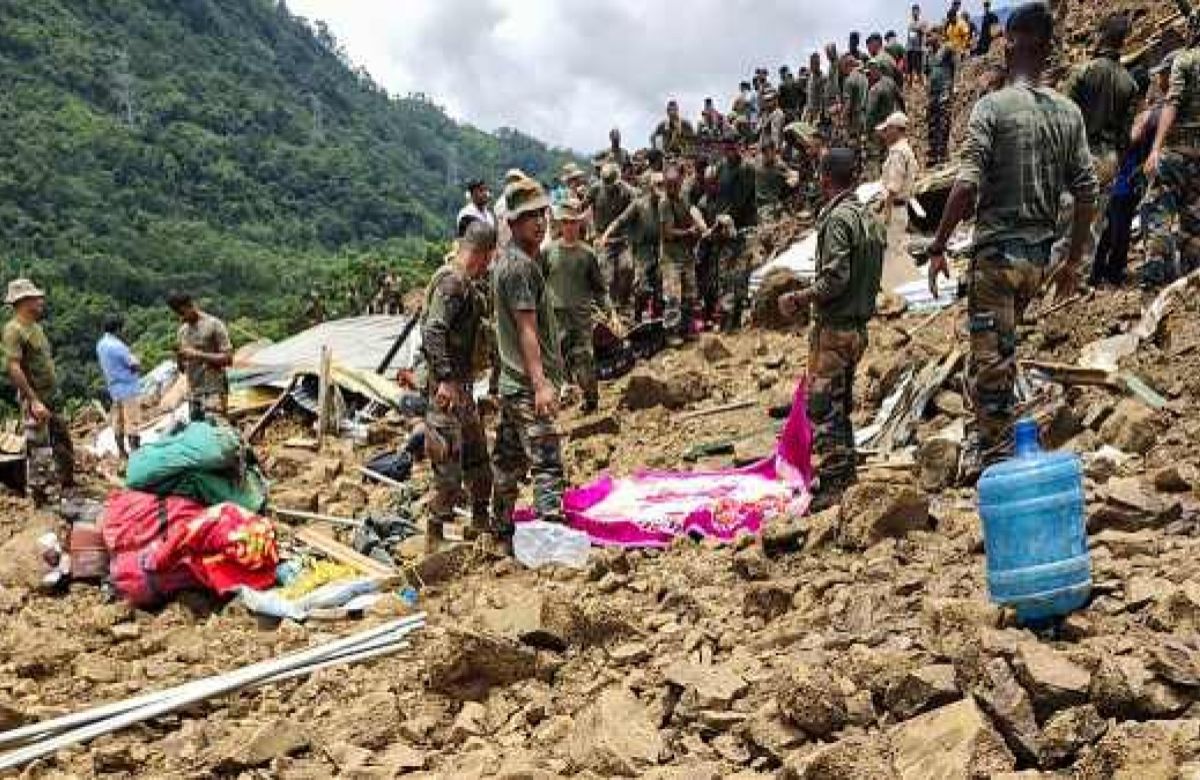 मणिपुर में बड़ा हादशा होने से टाला सुरक्षा बलो ने लिया बम को हिरासत में और बचाई कई लोगो की जाने 