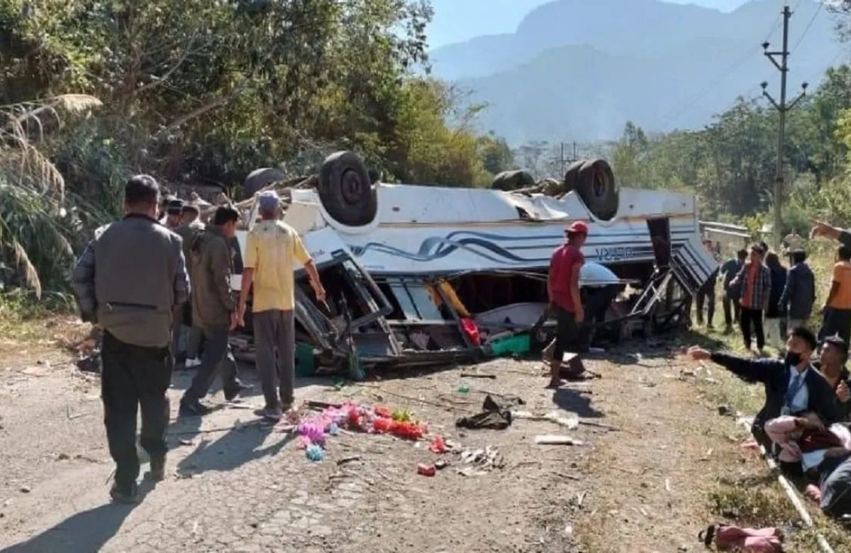 मणिपुर में टूर पर जा रही स्कूल बस पलटी; एक दर्जन से अधिक छात्रों के मरने की आशंका