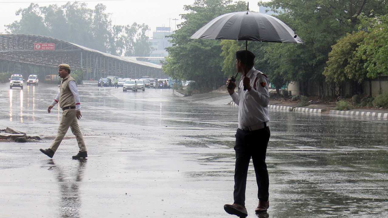 दक्षिण बंगाल के कई जिलों में दोपहर बाद झमाझम बारिश शुरू हो गई:तेज हवा के साथ आसमानी बिजली गिरने 