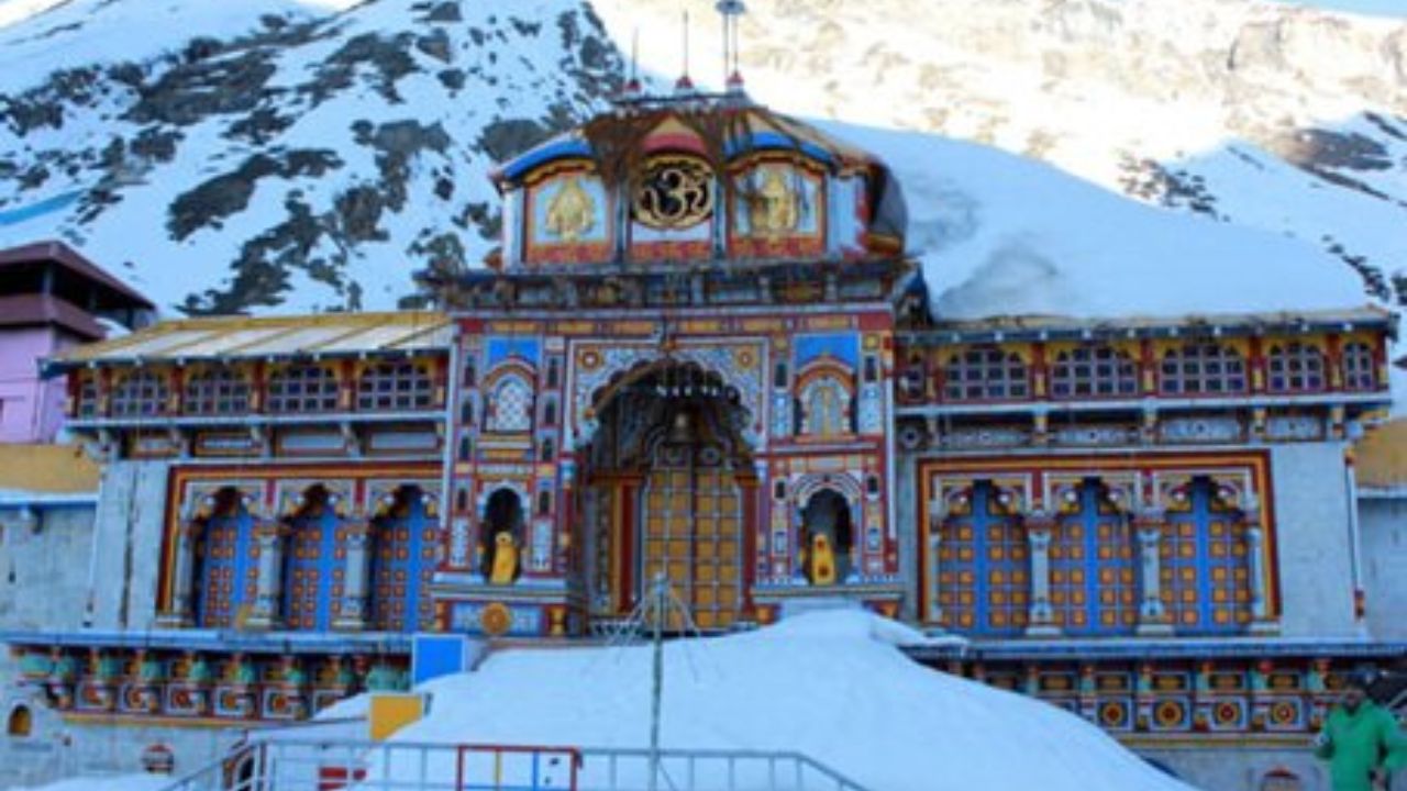 उत्तराखंड:- बदरीनाथ धाम के कपाट खुले तो इलाके में दिखी बर्फ ही बर्फ