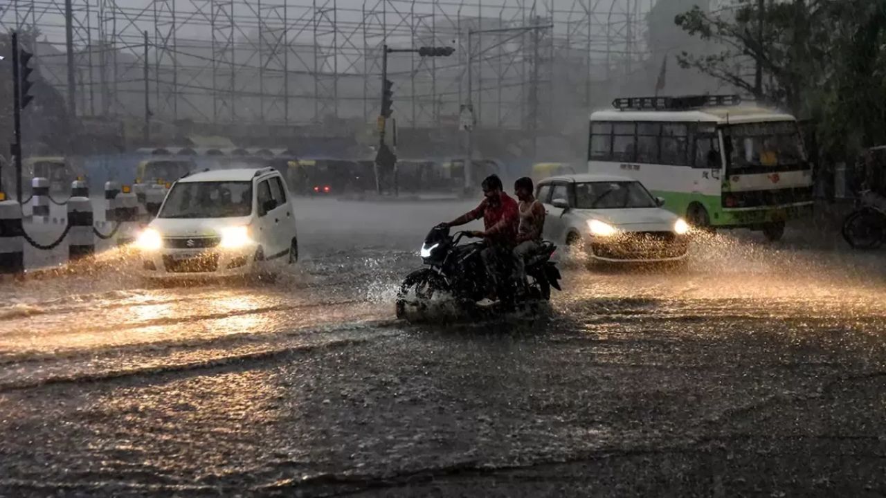 तमिलनाडु:-  बारिश से प्रभावित मोटर चालित नाव मछुआरे, काफी समय से है बारिश का खौफ