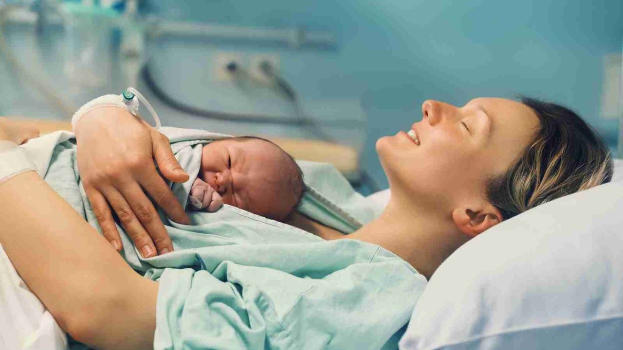 प्रसव के बाद नई माँ की देखभाल कैसे करें ? जानिये गर्भावस्था के बाद बरतने वाली सावधानियां