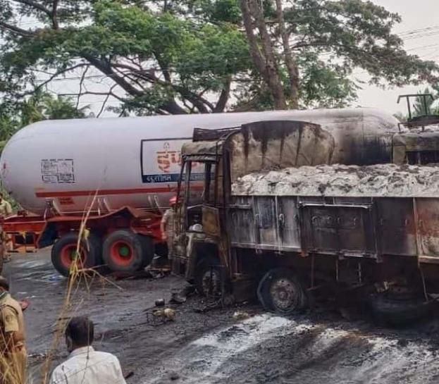 औरंगाबाद: एसिड भरे टैंकर से टकराया ट्रक, चारो तरफ फैला धुंआ, लोगो के बीच मची भगदड़ 