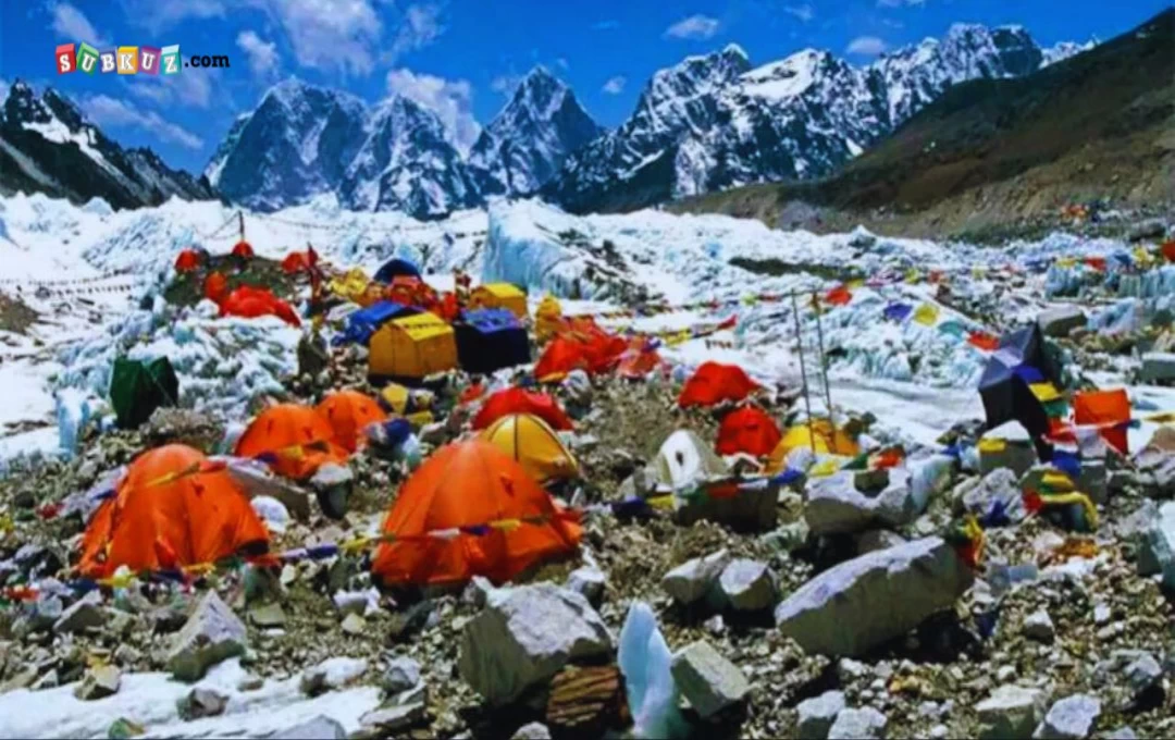 Mount Everest: माउंट एवरेस्ट पर लगा कूड़े का ढ़ेर! सबसे ऊंचे कैंप में जमा पड़ा है 40-50 टन कचरा, सफाई में जुटी शेरपा की टीम