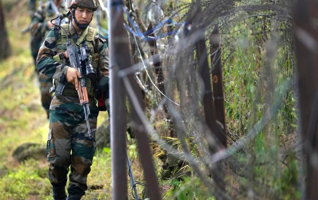 Baramulla Encounter: LOC पर सुरक्षा बलों और आतंकियों के बीच मुठभेड़, तेज गोलीबारी के बीच अभियान जारी