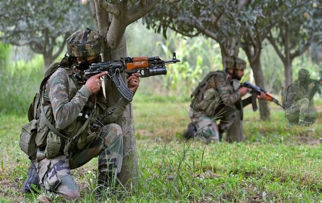 Kulgam Encounter: जम्मू-कश्मीर में 24 घंटे में दूसरा बड़ा एनकाउंटर, सुरक्षाबलों और आतंकियों के बीच मुठभेड़ जारी 