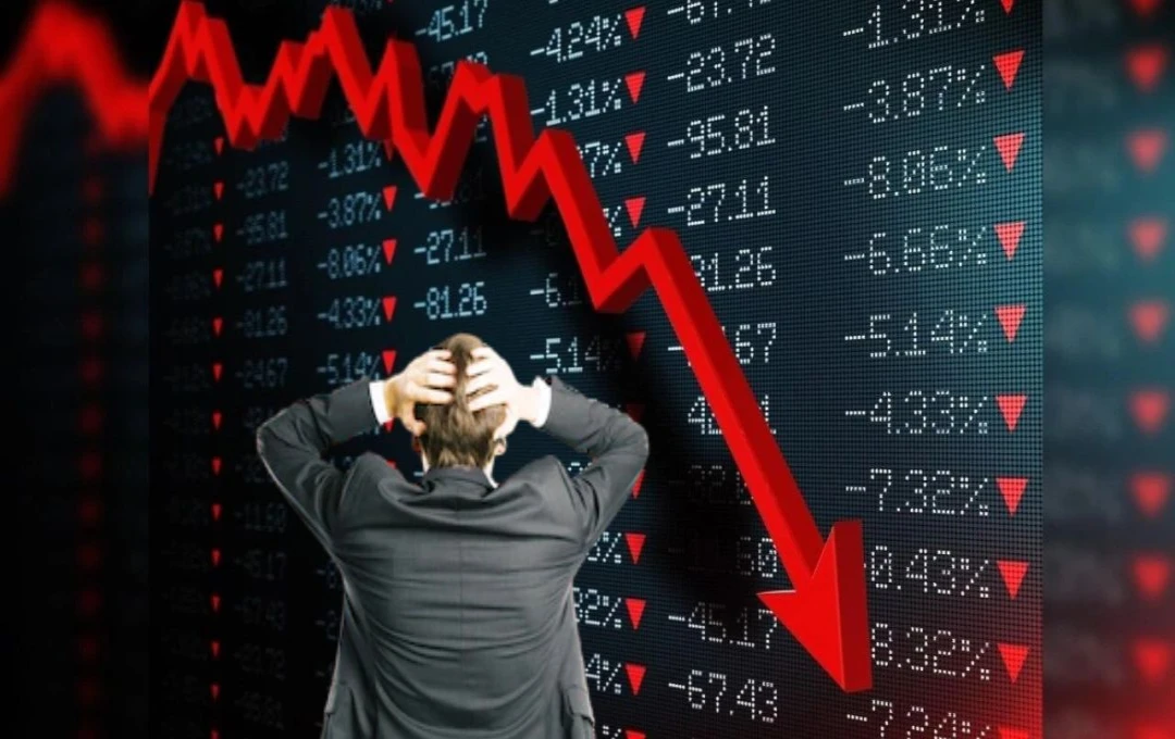 Stock Market Crash: बाजार में मंदी का माहौल, निवेशकों को ₹12 लाख करोड़ का झटका, सेंसेक्स ने लगाया 1049 अंकों का गोता