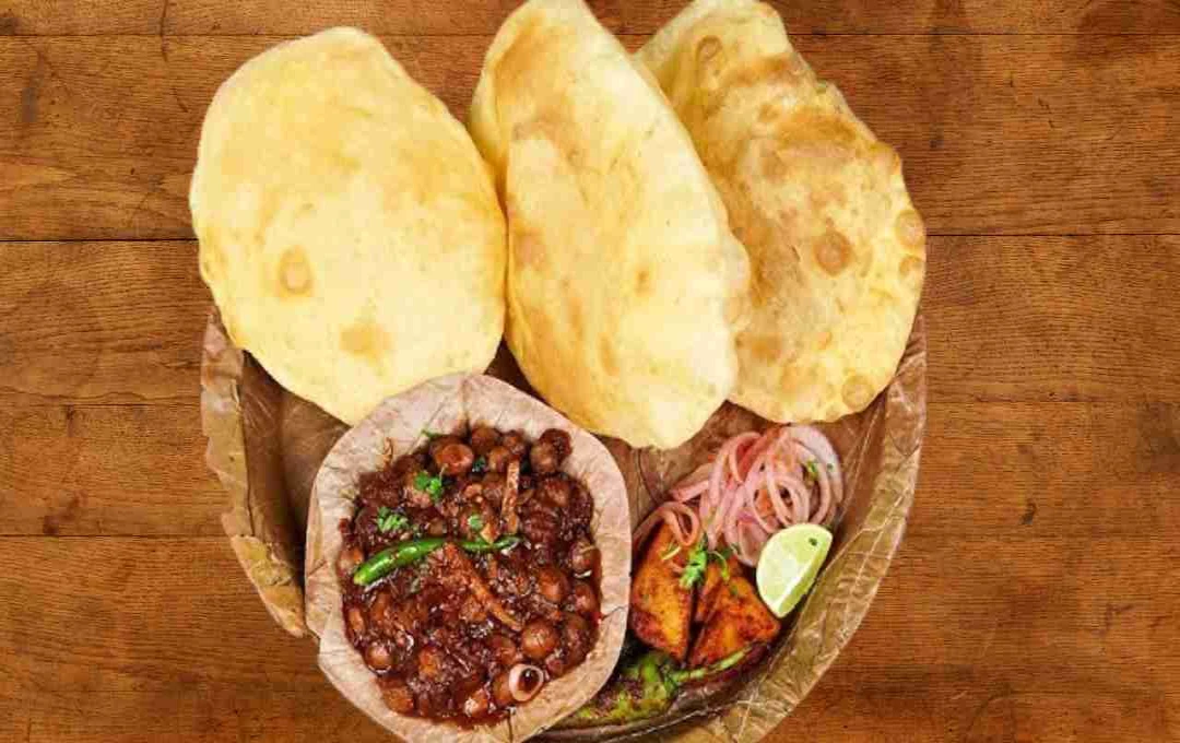 Chole Bhature Recipe: घर पर बनाएं स्वादिष्ट और मसालेदार छोले भटूरे