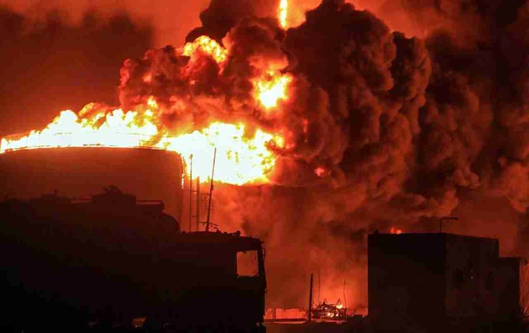 इजरायल का यमन पर Airstrike, हूती बंदरगाह बर्बाद, नेता को मारने की दी चेतावनी