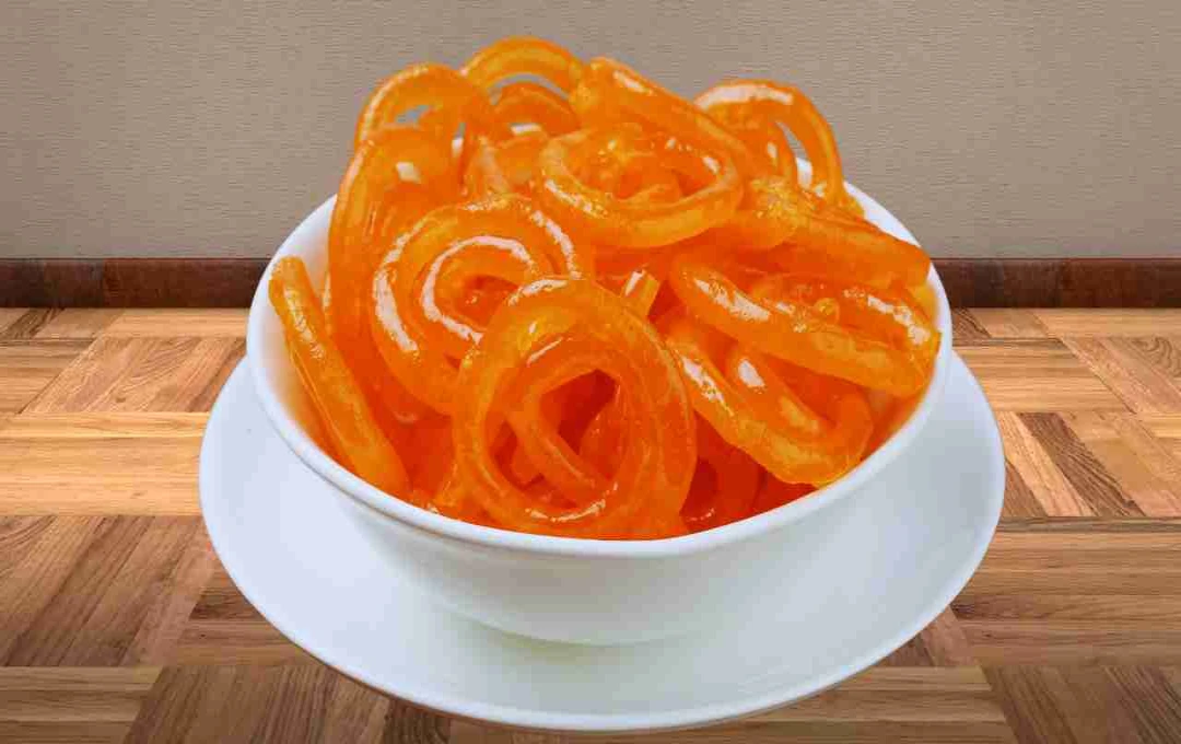 स्वाद और रंग से भरपूर: घर पर बनाएं पारंपरिक केसरी जलेबी
