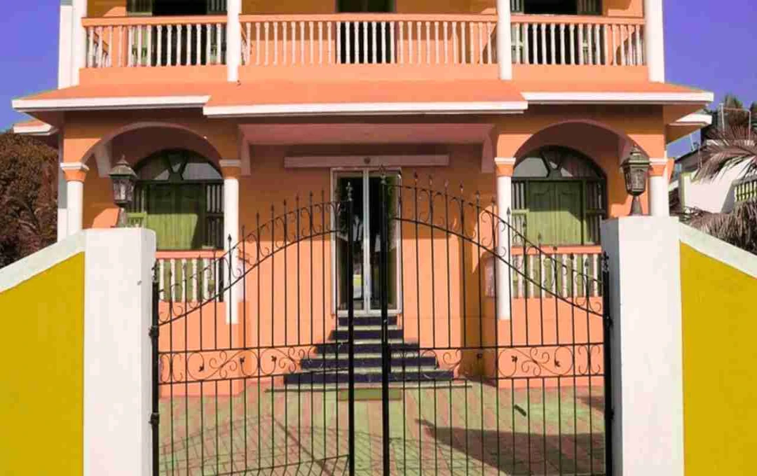 वास्तु के अनुसार इन 6 चीजों को घर के मेन गेट पर न रखें, वरना छिन सकती है सुख-समृद्धि