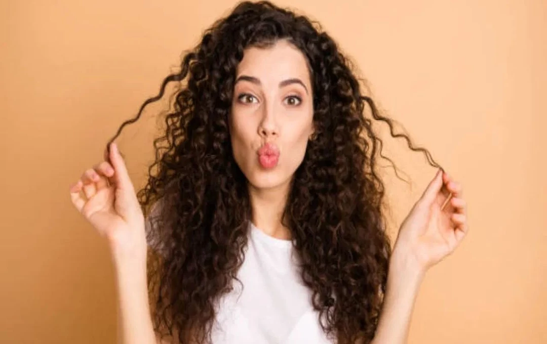 বর্ষার মরসুমে কেন চুল পড়া থামছে না?
