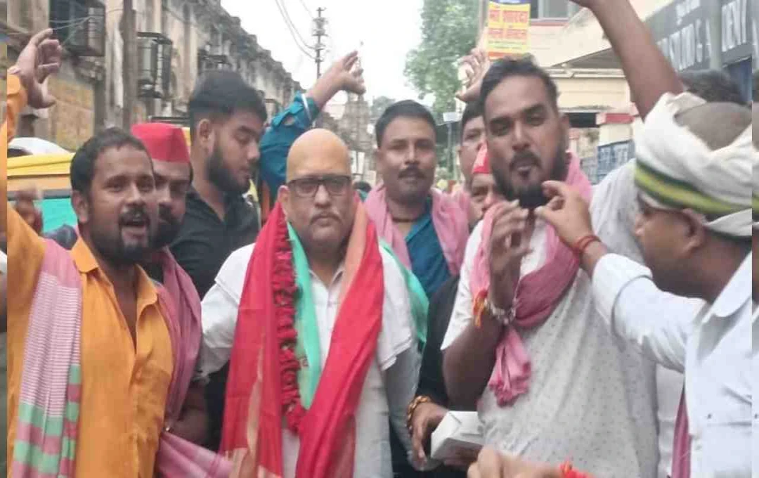 वाराणसी में सपा कार्यकर्ताओं का अनोखा प्रदर्शन, अजय राय के समर्थन में जमकर नारेबाजी