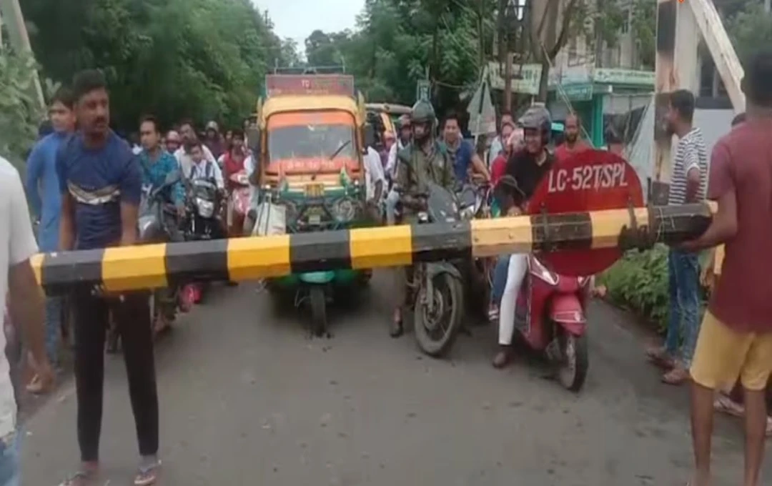 তীব্র বেগে দৌড়ে আসা টোটোর ধাক্কায় চুরমার রেলগেট!