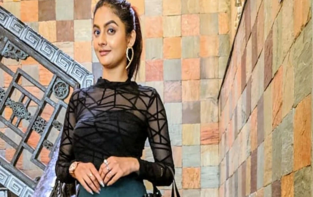 এক সন্তানের মা তবুও ফিগারে ফাটাফাটি! টলি নায়িকার সাহসী স্টাইল ঘুম উড়াচ্ছে নেটপাড়া