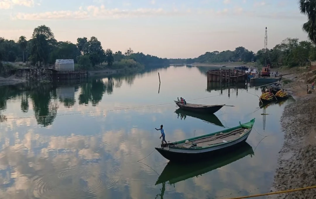 মেঘেদের খেলায় নীল আকাশ পানসির তীরে মনভোলা ছোট্ট ছুটি