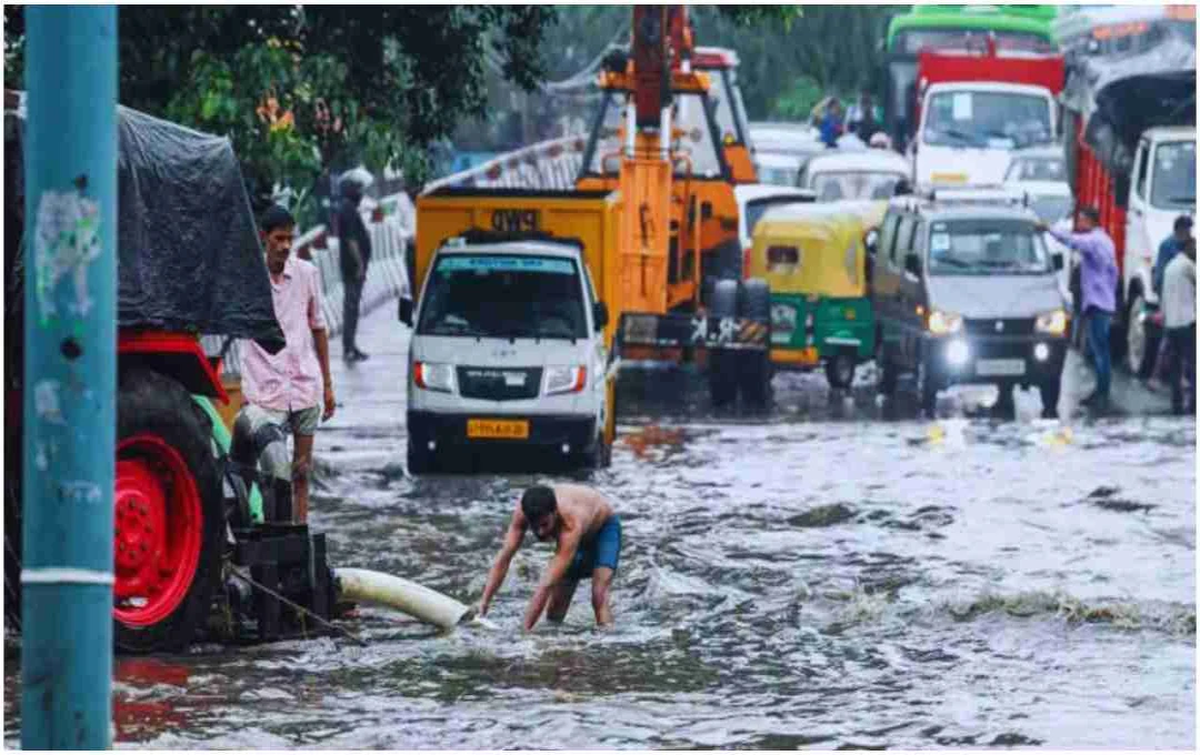 দিল্লি-হরিয়ানা সীমান্তে বাঁধ ভেঙে ভয়াবহ বন্যা: নজফগড় এলাকা জলমগ্ন, চলছে উদ্ধারকাজ