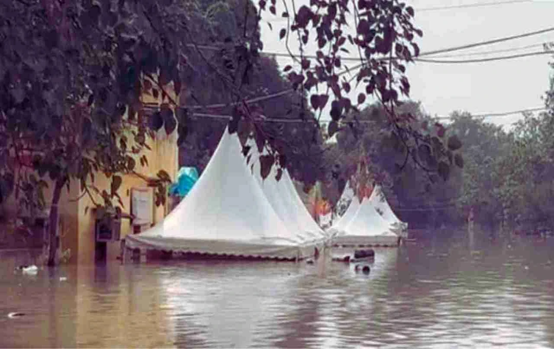 दिल्ली में यमुना बाढ़ से विस्थापित परिवार बेहाल, राहत शिविरों में भोजन व बीमारियों का संकट गहराया