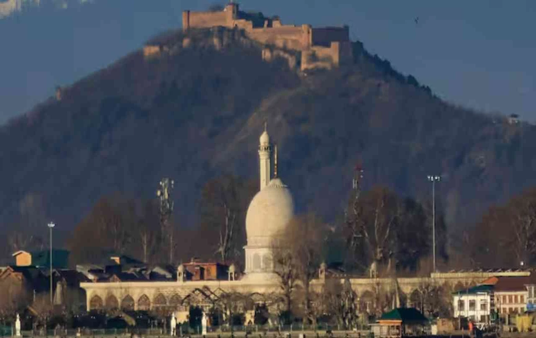 श्रीनगर हजरतबल दरगाह में बवाल, ईद-ए-मिलाद पर भीड़ ने तोड़ा अशोक स्तंभ