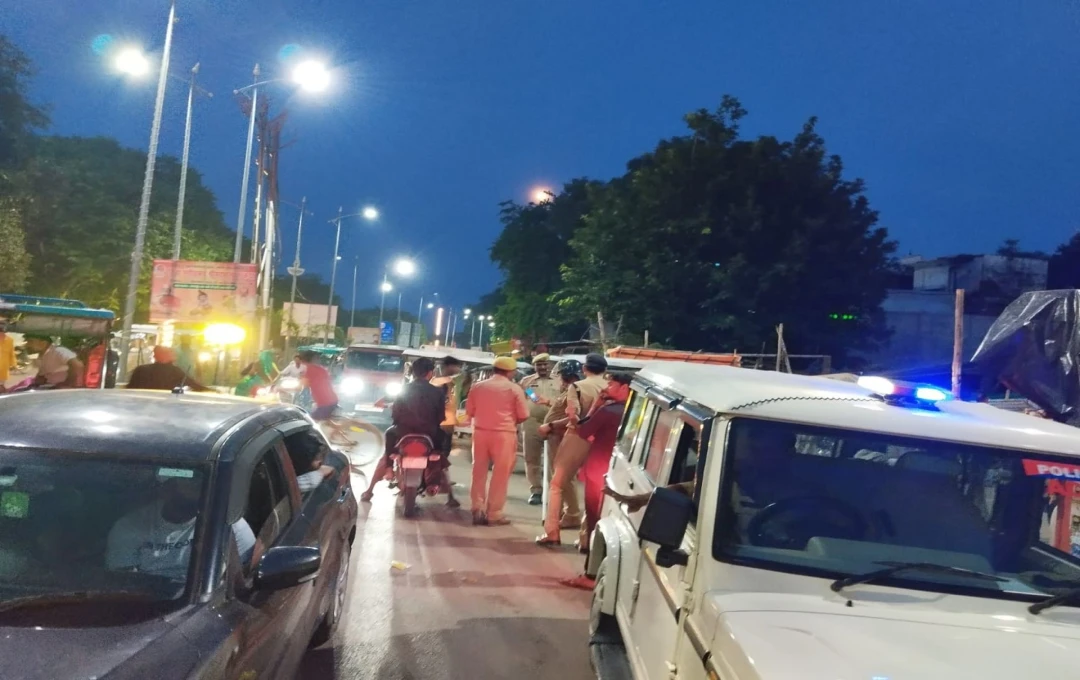 घर के अंदर संचालित  देह व्यापार-दो लड़कियां और दो युवकों को पुलिस ने पकड़ा