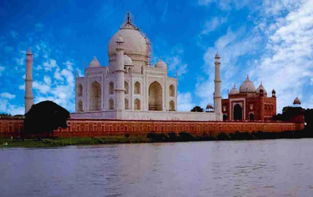 আগ্রায় যমুনা বিপদসীমা ছাড়াল, তাজমহলের কাছে জল প্রবেশ