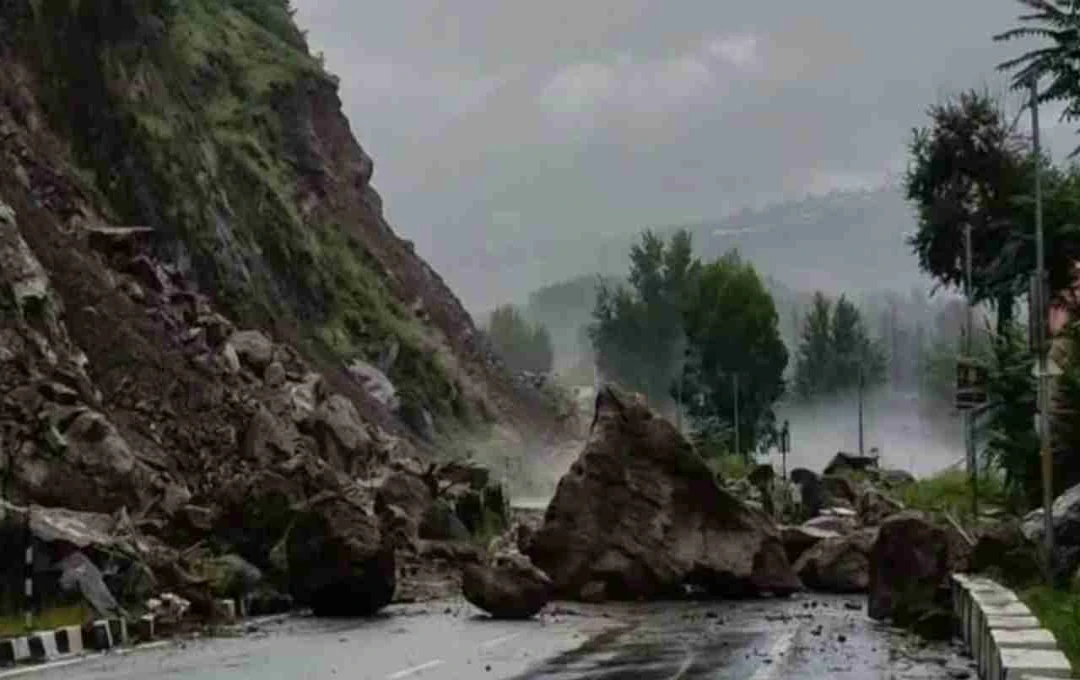 Himachal Flood: सिरमौर में भूस्खलन से पहाड़ी का बड़ा हिस्सा बहा, IMD ने जारी किया अलर्ट