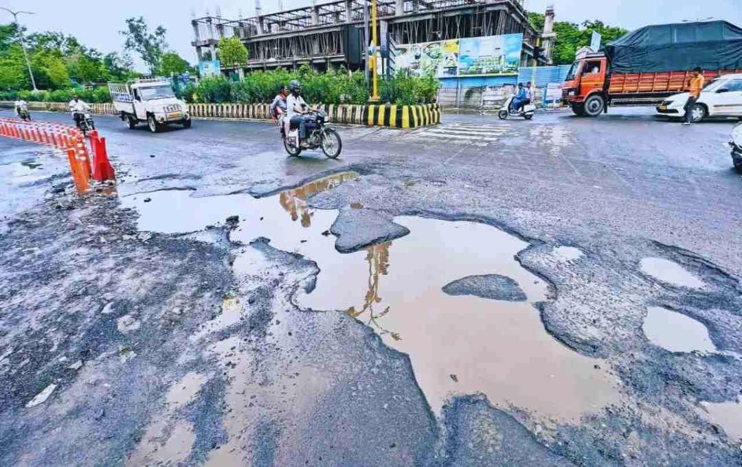 दिल्ली की यमुना पुश्ता रोड पर बड़े गड्ढे, हादसों और जाम से परेशान लोग 