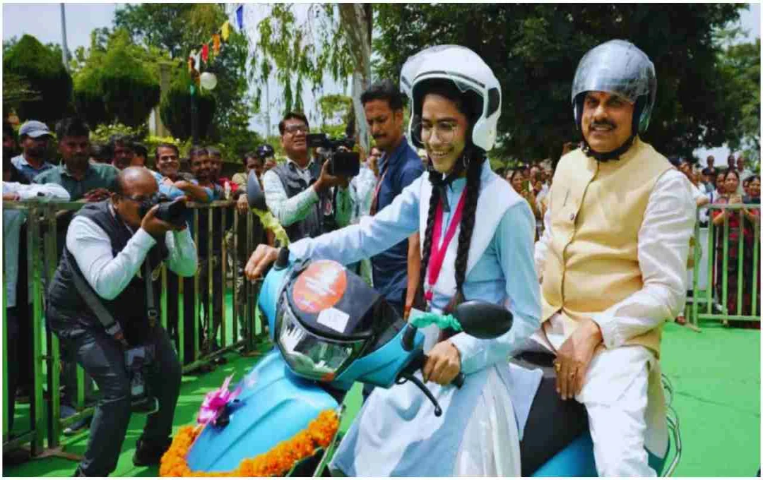 मध्यप्रदेश के टॉपर छात्रों को सीएम मोहन यादव की सौगात, 7832 बच्चों को मिली स्कूटी