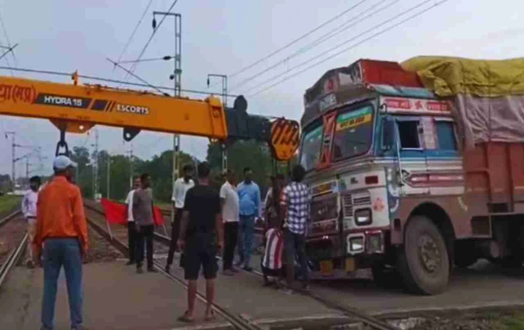 উমারিয়া রেলওয়ে ক্রসিং-এ ট্রাক আটকে, বড় দুর্ঘটনা এড়ানো গেলেও ব্যাহত ট্রেন ও সড়ক চলাচল