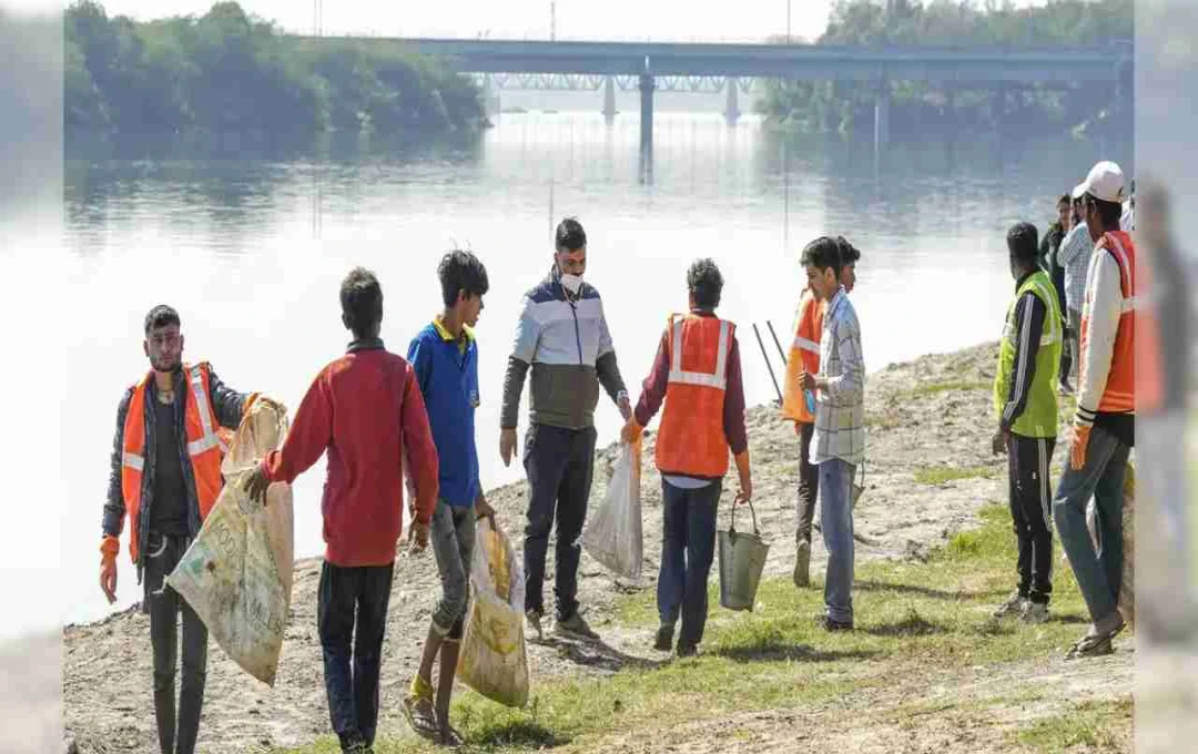 दिल्ली में यमुना नदी में डूबने से मामा की मौत, भांजे की तलाश जारी