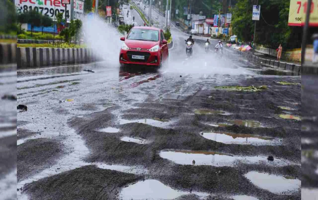 भोपाल की सड़कें बरसात में बदहाल, 50 करोड़ खर्च के बाद भी गड्ढों और धूल से जूझ रहे लोग