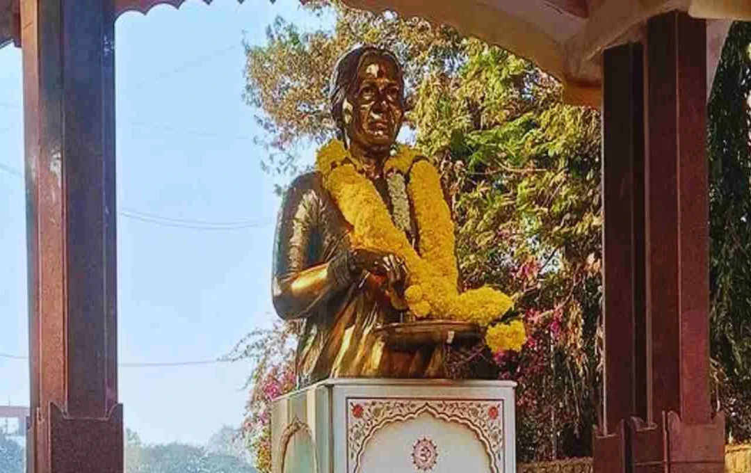Meenatai Thackeray Statue Vandalized with Red Ink at Shivaji Park, Sparks Outrage