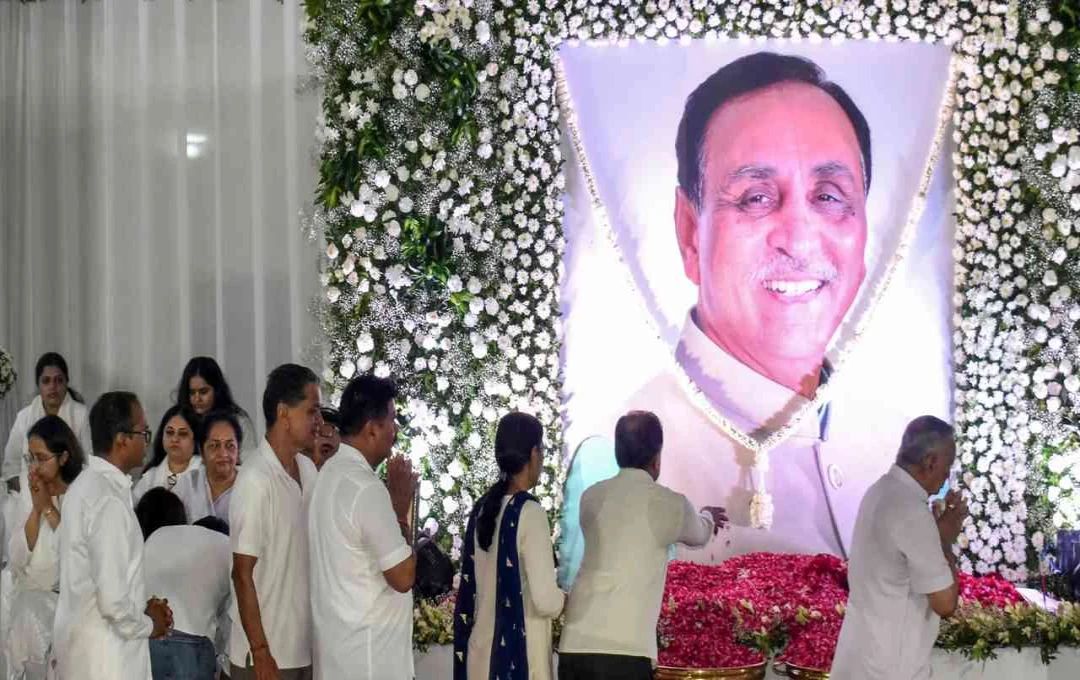 श्रद्धांजलि सभा में नहीं हुआ पार्टी का योगदान, विजय रूपाणी परिवार ने उठाया पूरा खर्च
