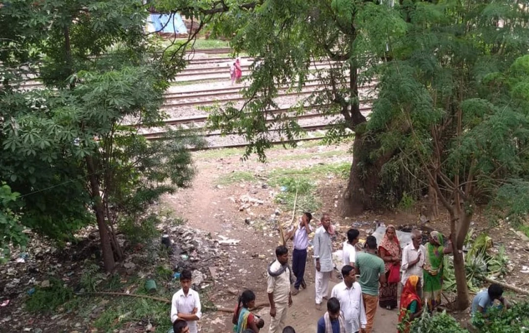 भंडारे से लौट रहे दुकानदार की सड़क किनारे हत्या — गले पर दाबने के निशान