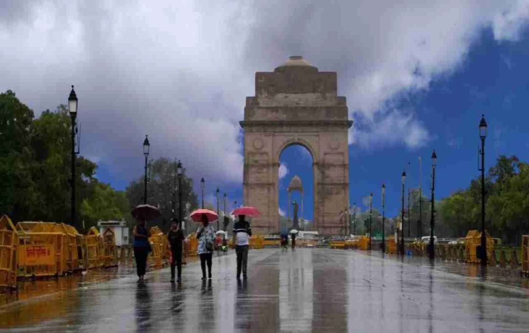 Delhi Weather Update: आज सुबह हल्की बारिश और ठंडी हवाएं, येलो अलर्ट जारी