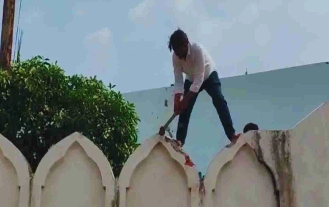 संभल में मस्जिद कमेटी ने खुद हटाया अवैध निर्माण, अधिकारी बोले- यह स्वागत योग्य कदम