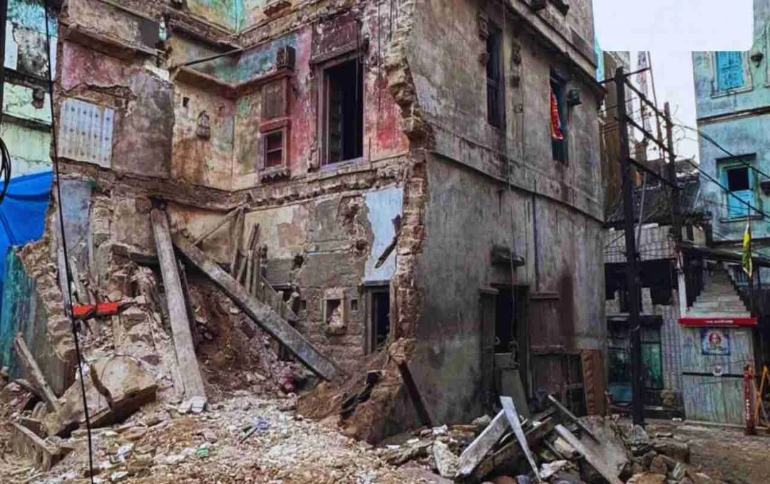 गिर सोमनाथ में 80 साल पुरानी इमारत ढहने से 3 लोगों की मौत, बचाव अभियान जारी