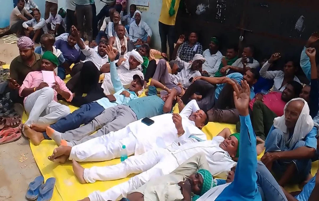 खाद में गड़बड़ी: सचिव को कारण बताओ नोटिस, किसानों का धरना
