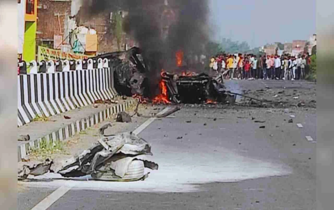 गोरखपुर: NH-27 सोनबरसा ओवरब्रिज पर चलती एम्बुलेंस में लगी आग, चालक की सूझबूझ से टला बड़ा हादसा