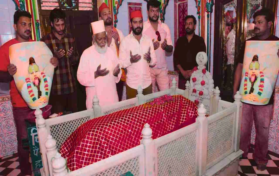 लखनऊ: मुस्लिम समाज ने प्रेमानंद महाराज की अच्छी सेहत के लिए मांगी दुआ, दरगाह पर चढ़ाई चादर