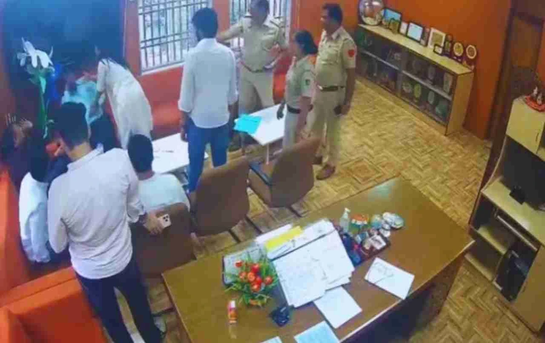 DUSU छात्रा पदाधिकारी ने प्रोफेसर को मारा थप्पड़, CCTV वीडियो में खुलासा