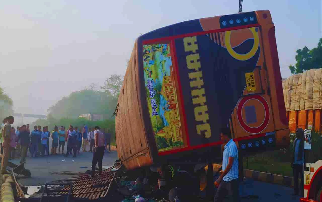 कुशीनगर बस हादसा: जयपुर से मधुबनी जा रही बस NH-28 पर पलटी, 24 यात्री घायल 