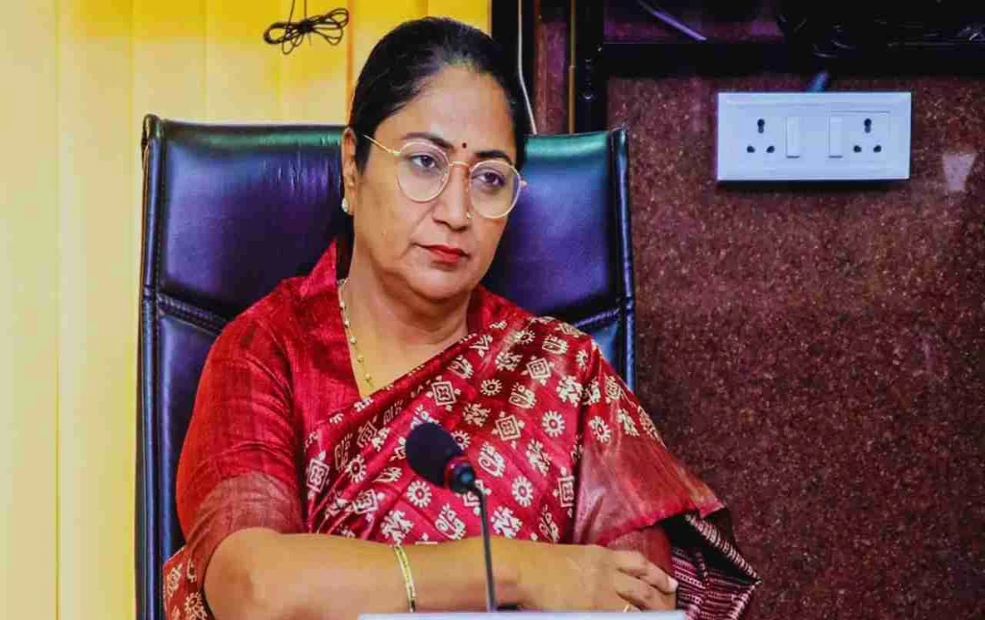 CM रेखा गुप्ता की अधिकारियों को चेतावनी, कोर्ट मामलों में समय पर फाइल भेजने के सख्त निर्देश